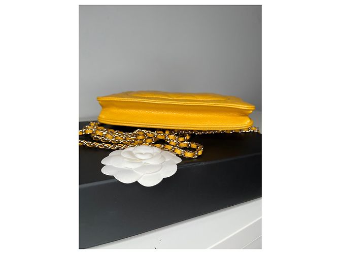 Wallet On Chain Chanel Cartera atemporal caviar acolchada con cadena Amarillo - vista 3