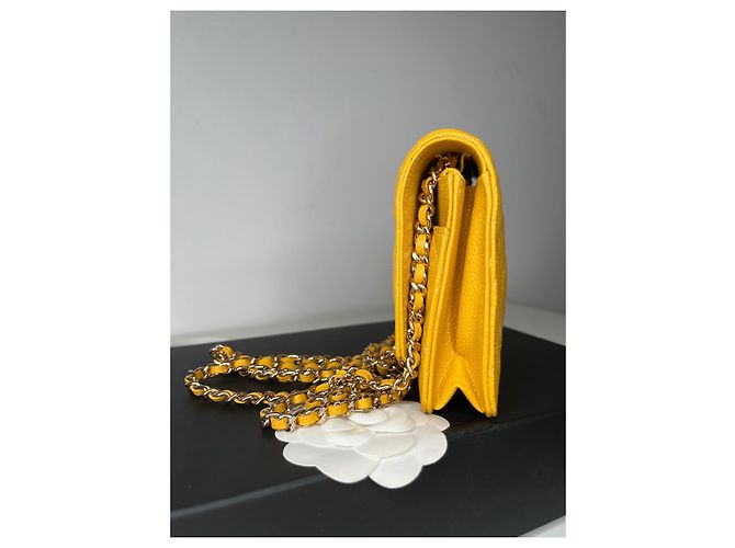Wallet On Chain Chanel Cartera atemporal caviar acolchada con cadena Amarillo - vista 4