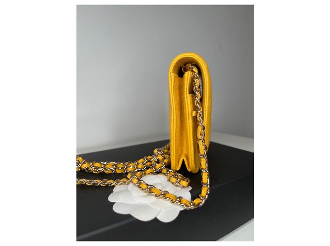 Wallet On Chain Chanel Cartera atemporal caviar acolchada con cadena Amarillo - vista 6