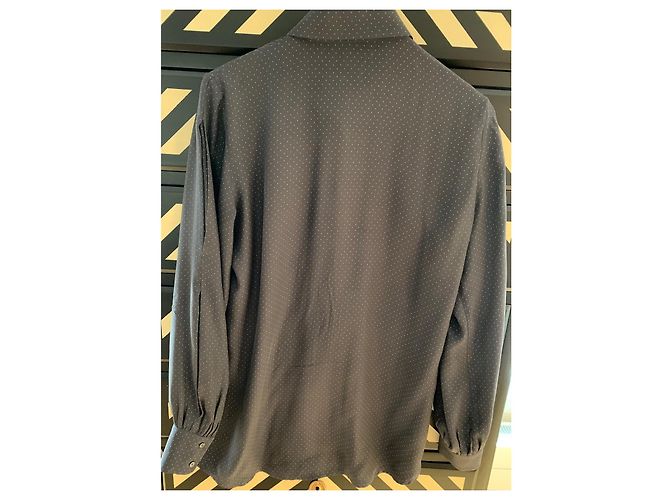 Camisa Club Monaco de seda cinza com bolinhas brancas - vista 3