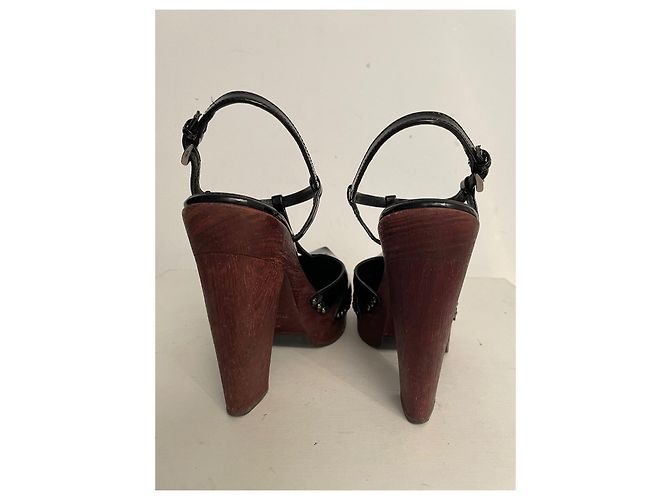 Prada Clogs aus schwarzem Lackleder - Ansicht 2