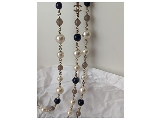 Chanel CC A16Logo K lungo perla barocca 3 collana a filo con etichetta a scatola Bianco - vista 20