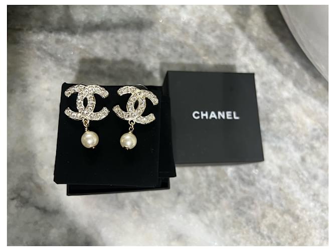 Orecchini Chanel con Perle e Metallo Dorato Gold hardware - vista 2