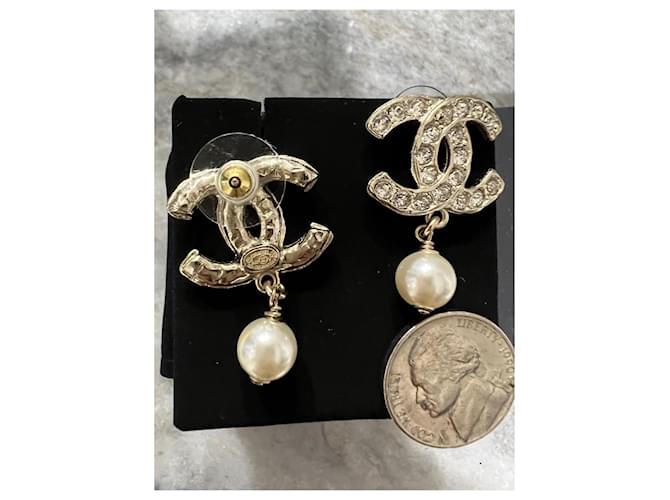 Orecchini Chanel con Perle e Metallo Dorato Gold hardware - vista 3