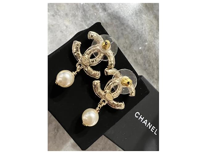 Orecchini Chanel con Perle e Metallo Dorato Gold hardware - vista 4