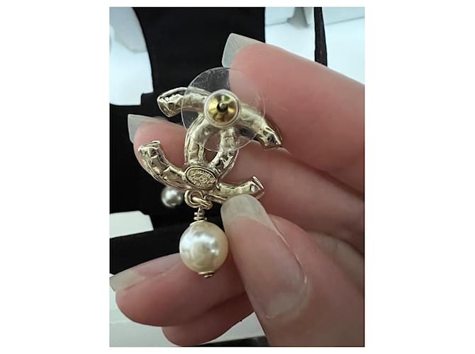 Orecchini Chanel con Perle e Metallo Dorato Gold hardware - vista 5