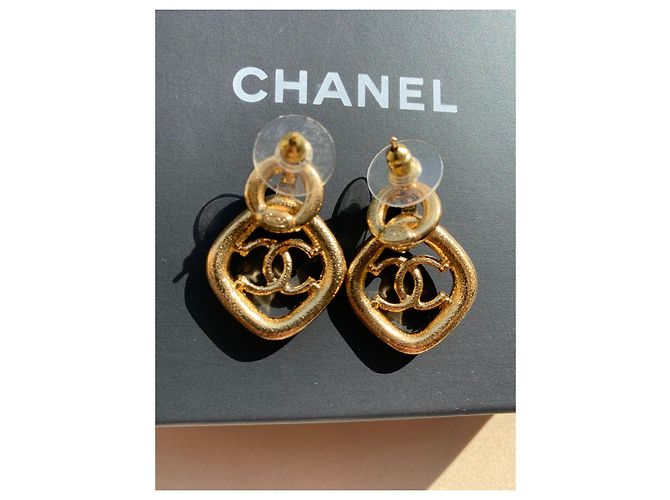 Orecchini Chanel in metallo bianco e resina - vista 2