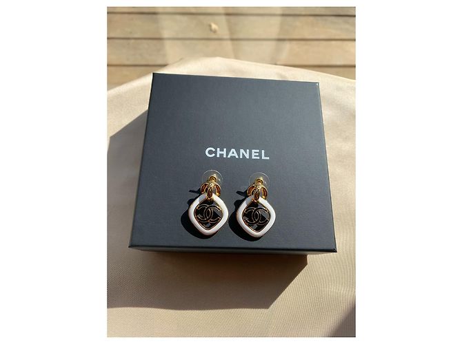 Orecchini Chanel in metallo bianco e resina - vista 3