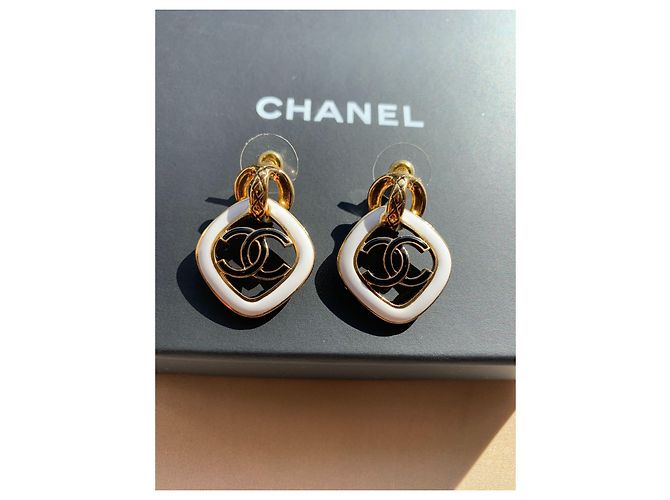Orecchini Chanel in metallo bianco e resina - vista 4