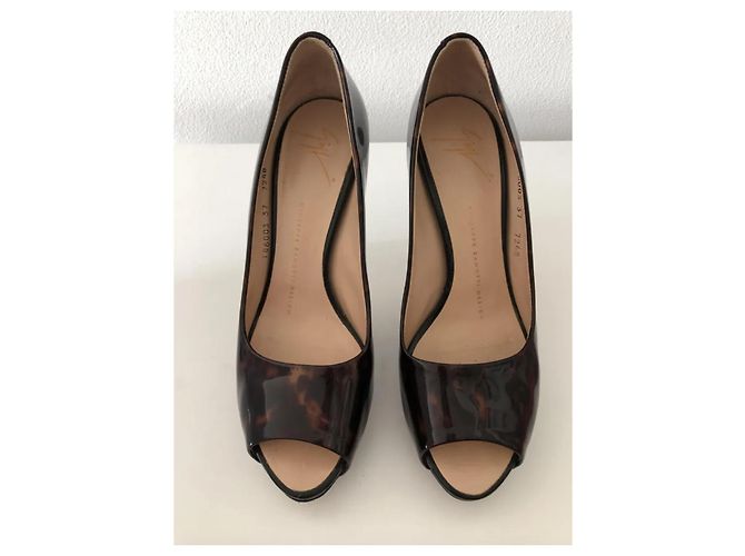 Giuseppe Zanotti Absatzschuhe aus braunem Lackleder - Ansicht 4