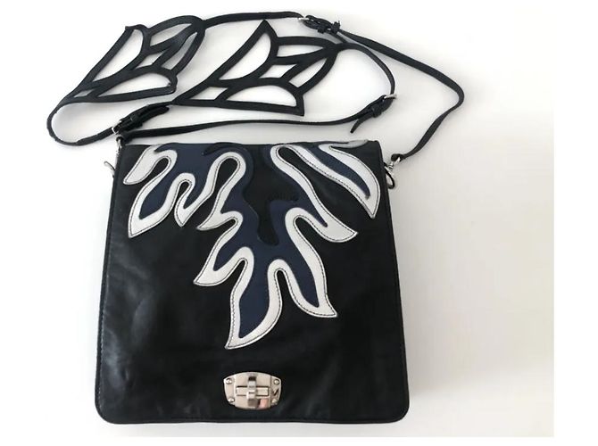 Bolsa transversal Miu Miu de couro preto com padrão de chamas - vista 10