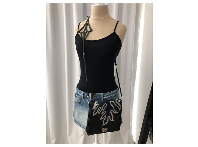 Bolsa transversal Miu Miu de couro preto com padrão de chamas - vista 2