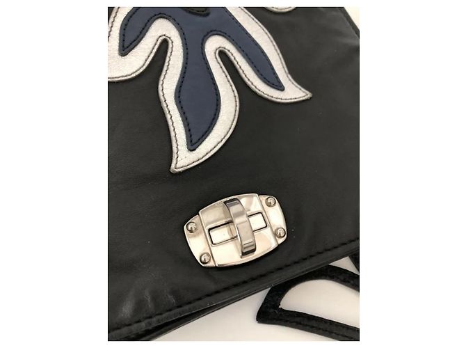 Bolsa transversal Miu Miu de couro preto com padrão de chamas - vista 4