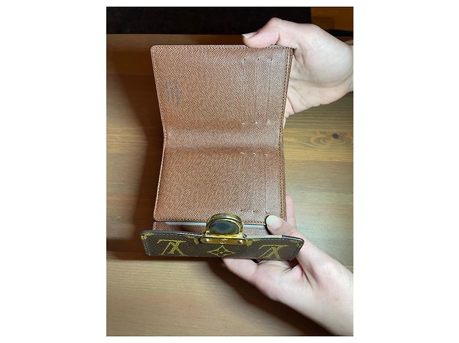 Louis Vuitton Cartera Koala Monogram Marrón Castaño - vista 3