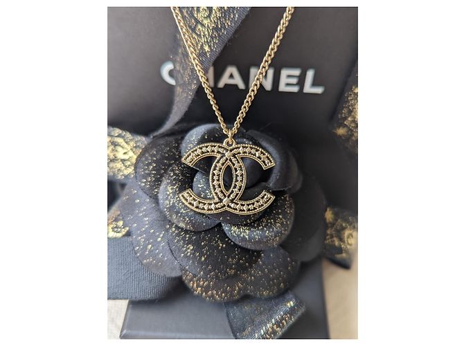 Chanel CC A15Collar con colgante de logotipo calado C GHW en caja Dorado - vista 2