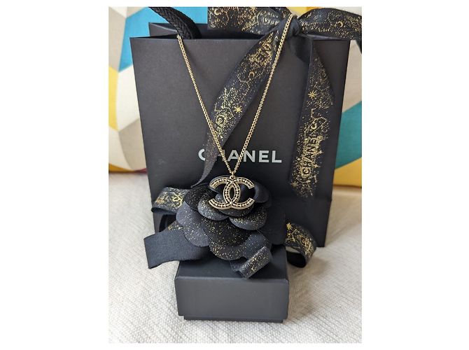 Chanel CC A15Collar con colgante de logotipo calado C GHW en caja Dorado - vista 3