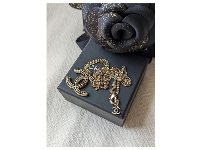 Chanel CC A15Collar con colgante de logotipo calado C GHW en caja Dorado - vista 4