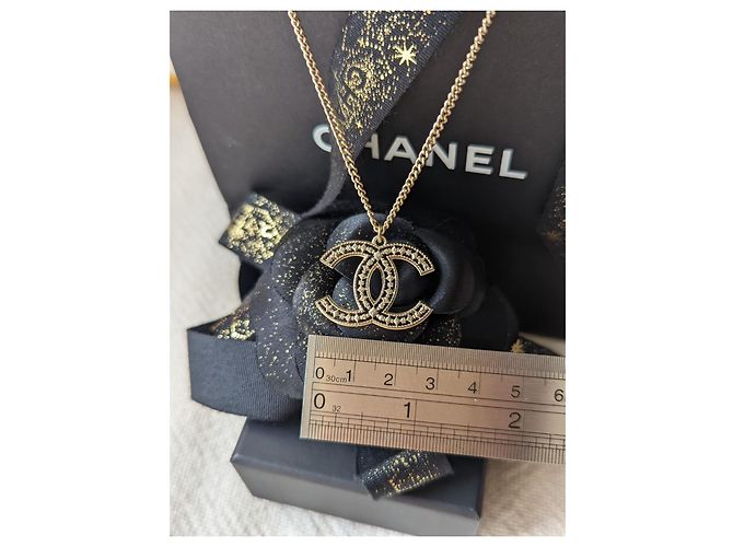 Chanel CC A15Collar con colgante de logotipo calado C GHW en caja Dorado - vista 5