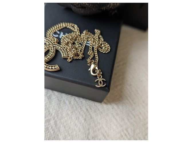Chanel CC A15Collar con colgante de logotipo calado C GHW en caja Dorado - vista 6