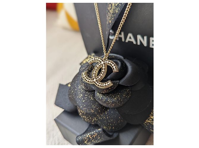 Chanel CC A15Collar con colgante de logotipo calado C GHW en caja Dorado - vista 7