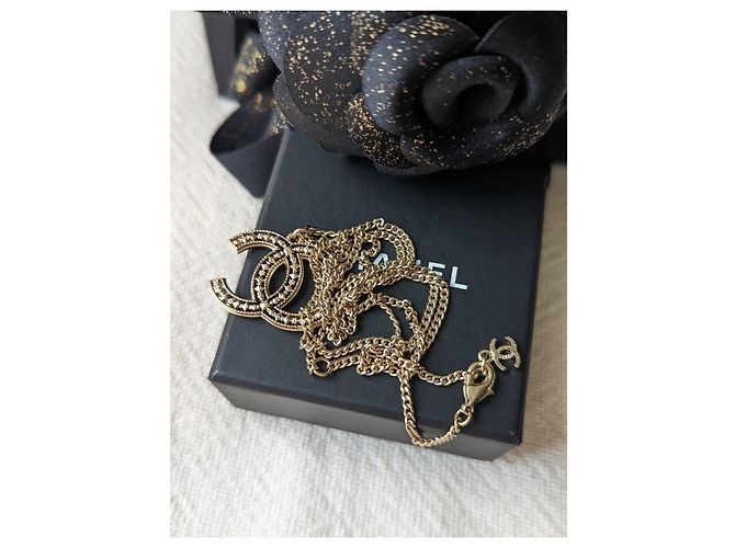 Chanel CC A15Collar con colgante de logotipo calado C GHW en caja Dorado - vista 8