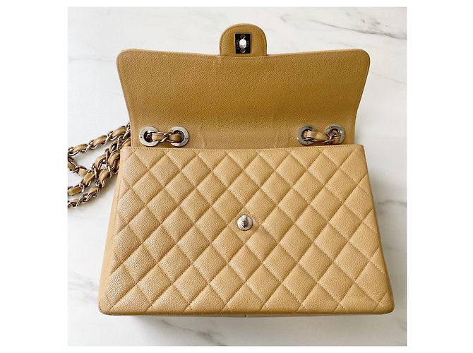 Timeless Chanel Bolsa Classic Flap Jumbo em couro caviar bege Cru - vista 10