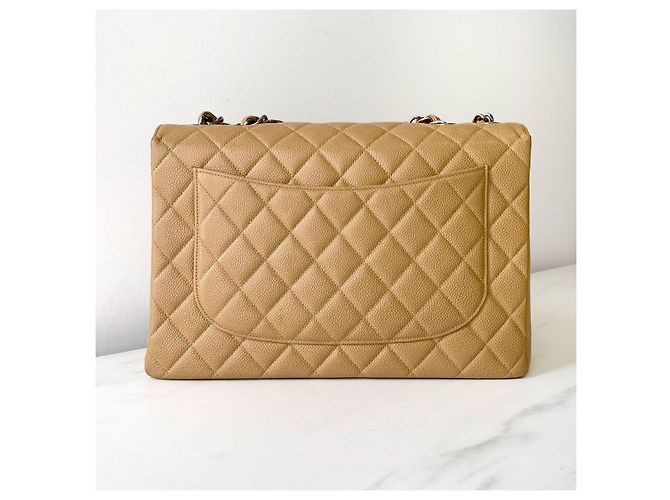 Timeless Chanel Bolsa Classic Flap Jumbo em couro caviar bege Cru - vista 2