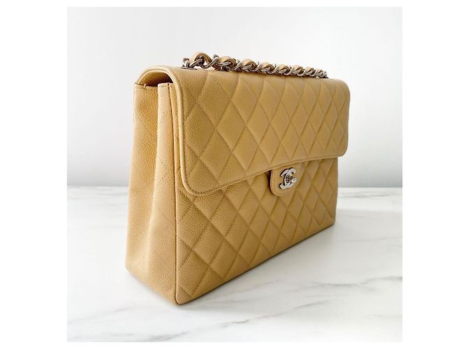 Timeless Chanel Bolsa Classic Flap Jumbo em couro caviar bege Cru - vista 3