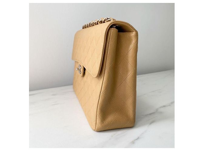 Timeless Chanel Bolsa Classic Flap Jumbo em couro caviar bege Cru - vista 4