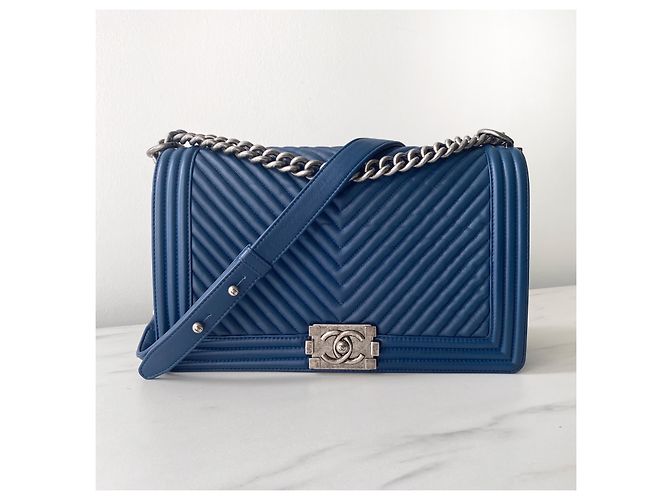 Chanel New Medium Boy Blaue Chevron Lammleder gesteppte Tasche Marineblau - Ansicht 2