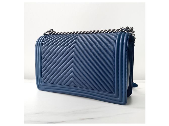 Chanel New Medium Boy Blaue Chevron Lammleder gesteppte Tasche Marineblau - Ansicht 3