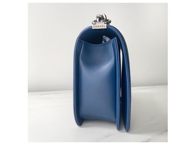 Chanel New Medium Boy Blaue Chevron Lammleder gesteppte Tasche Marineblau - Ansicht 4