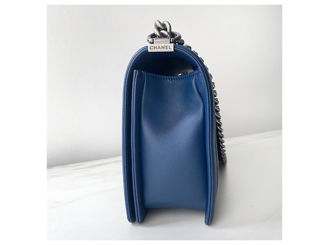 Chanel New Medium Boy Blaue Chevron Lammleder gesteppte Tasche Marineblau - Ansicht 5