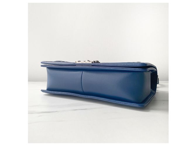 Chanel New Medium Boy Blaue Chevron Lammleder gesteppte Tasche Marineblau - Ansicht 6