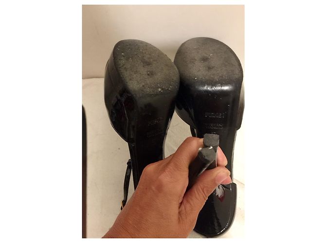 Décolleté vintage Fendi peeptoe in vernice Nero - vista 4
