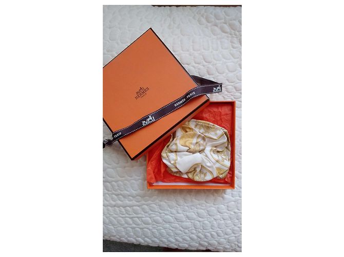Spilla Hermès in seta Calèche beige - vista 4