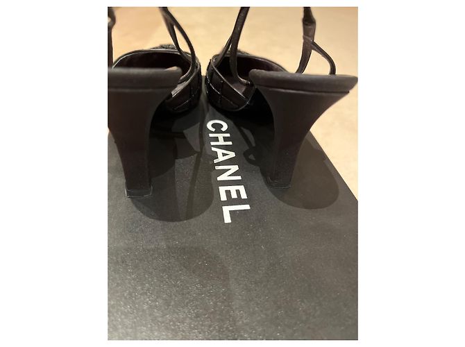 Décolleté slingback Chanel in raso nero e strass - vista 4