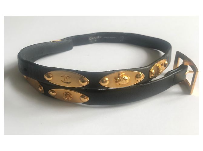 Cintura Chanel in pelle nera con charm dorati 65 cm Nero Gold hardware - vista 4