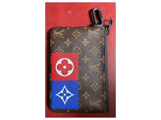 Louis Vuitton Estuche con cremallera Logo Story Monogram de edición limitada - vista 4