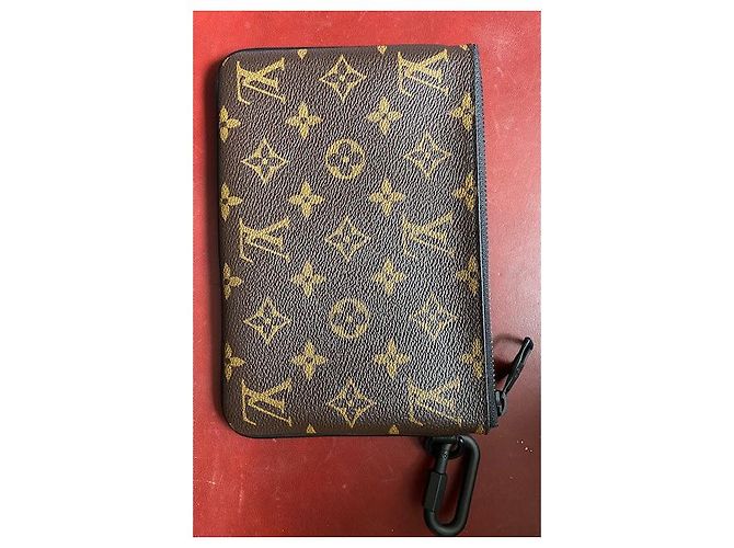 Louis Vuitton Estuche con cremallera Logo Story Monogram de edición limitada - vista 5