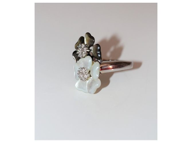 Autre Marque Blumenring aus Weißgold mit Diamanten und Perlmutt - Ansicht 2