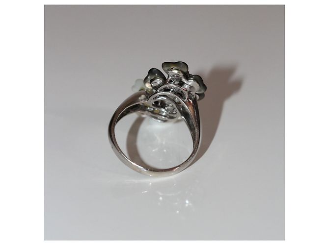 Autre Marque Blumenring aus Weißgold mit Diamanten und Perlmutt - Ansicht 3