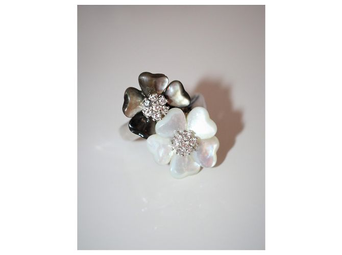 Autre Marque Blumenring aus Weißgold mit Diamanten und Perlmutt - Ansicht 4