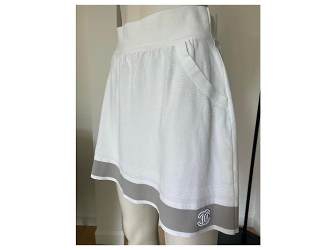 Cambon Chanel authentischer Tennisrock mit Monogramm-Logo Weiß Grau - Ansicht 7