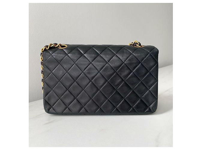 Timeless Chanel Bolso de hombro de piel de cordero acolchada negro - vista 2