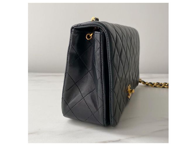 Timeless Chanel Bolso de hombro de piel de cordero acolchada negro - vista 3