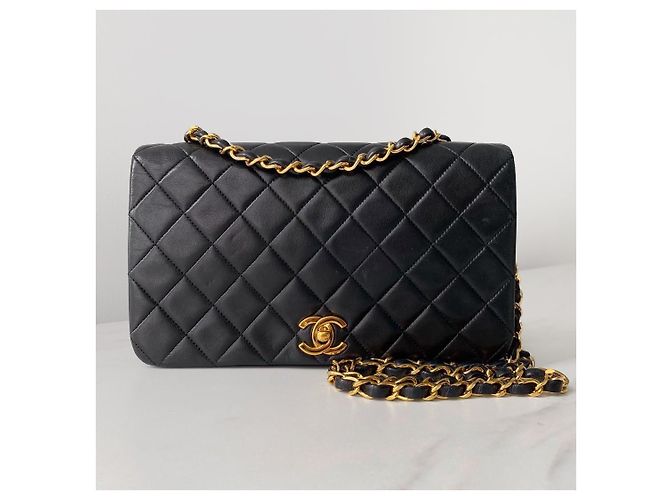 Timeless Chanel Bolso de hombro de piel de cordero acolchada negro - vista 4