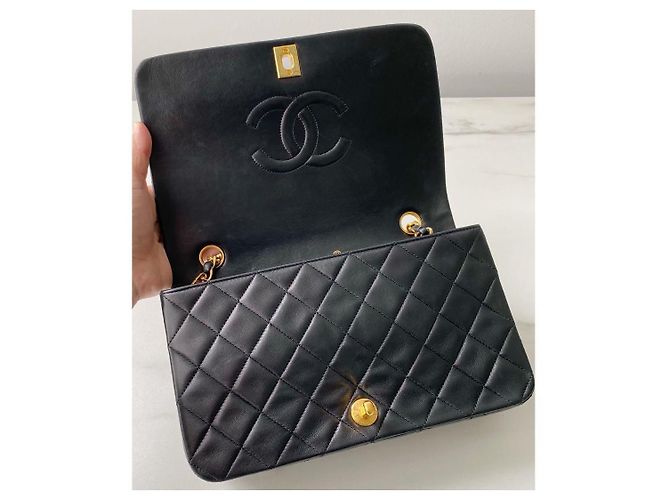 Timeless Chanel Bolso de hombro de piel de cordero acolchada negro - vista 9