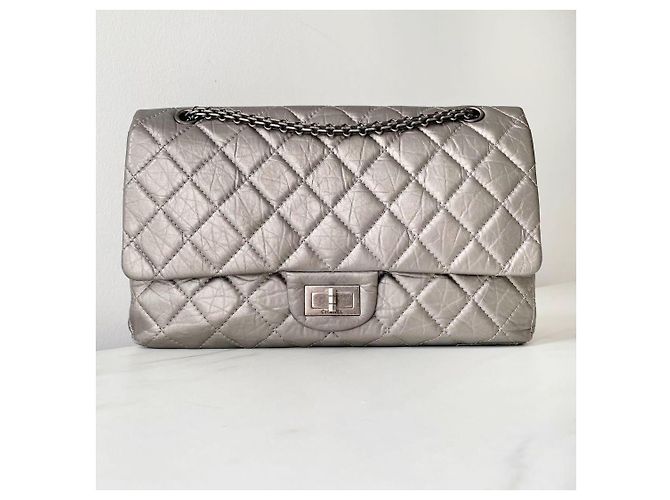 Chanel 2.55 Reissue em couro de vitelo acolchoado prateado 227 Prata - vista 2