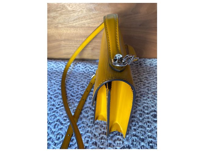 Borsa a tracolla Louis Vuitton Monceau in pelle Epi gialla Giallo - vista 10